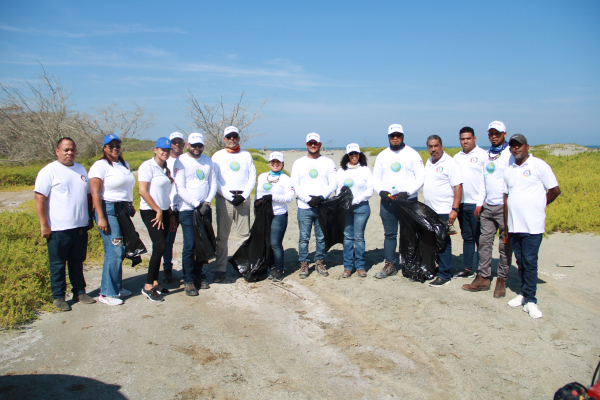 CCDF se une a Medio Ambiente y empresas acogidas a Ley 12-21 en jornada de limpieza de playas en Montecristi